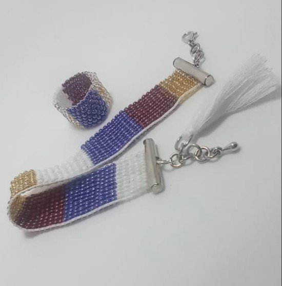 Pulsera y anillo blanco azul rojo y dorado con borla 2