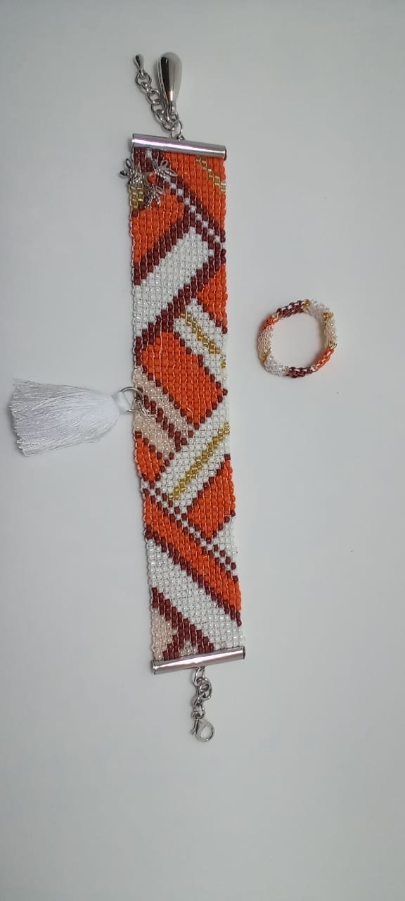 Pulsera y anillo naranja marron dorado y blanco y metal