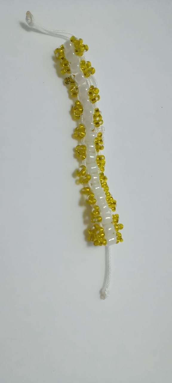 Pulsera amarilla y blanca sencilla 1