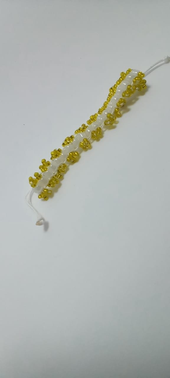 Pulsera amarilla y blanca sencilla 2