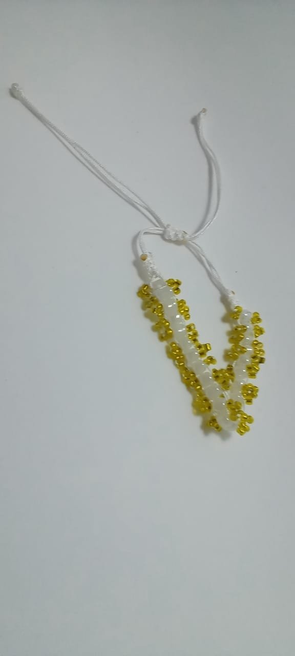 Pulsera amarilla y blanca sencilla