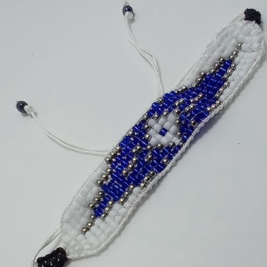 Pulsera blanca azul blanca y negra sencilla