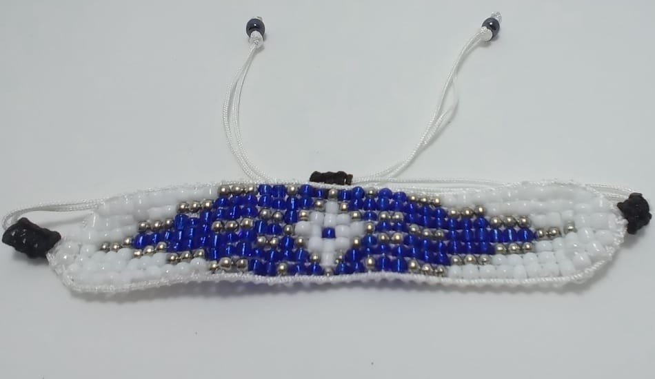 Pulsera blanca azul blanca y negra sencilla