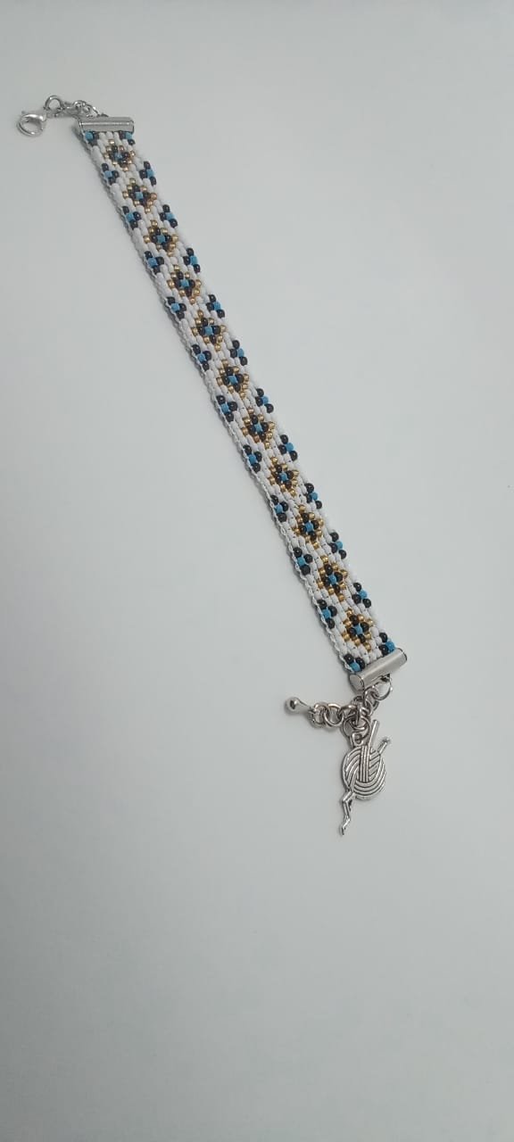 Trenzas del Alba pulsera tejida a mano con delicadeza y precisión